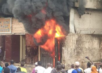 Urgent : Un immeuble en flammes à la T8 Cimenterie !!!