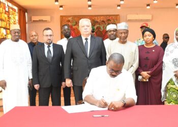 Fusillade dans une salle de concert à Moscou, Dr Dansa Kourouma se rend à l’Ambassade de la Russie en Guinée pour présenter ses condoléances !!!