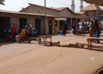 Kindia : Des jeunes dans la rue pour ‘’exiger’’ le retour de l’électricité dans les ménages !!!