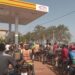 Labé : la crise de carburant perdure, les citoyens s&rsquo;alignent en file indienne devant des stations!!!