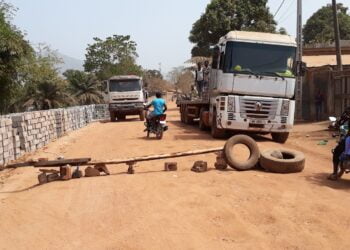 Coyah/Manéah : Des jeunes en colère bloquent l’accès aux installations de la SOMIAG !!!