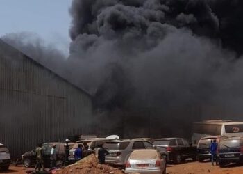 Urgent : Un incendie majeur à l’entrepôt d’Electricité De Guinée (EDG) à Hamdallaye !!!
