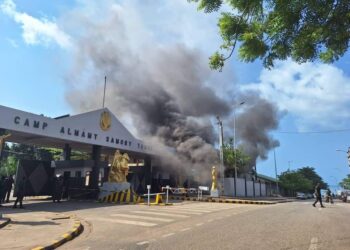 Urgent: Une fumée à la rentrée du Camp Samory à Kaloum (images)!!!