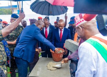 Infrastructure : Le PM Amadou Oury Bah, lance les travaux de construction du nouveau siège du ministère de la sécurité et…