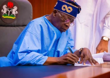 Nigeria : Le salaire minimum national passera de 30 000 à 70 000 nairas, le président Tinubu a signé le projet de cette loi !!!