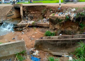 Alerte/Dinguiraye : Le pont situé au centre-ville sur le point de s’écrouler !!!