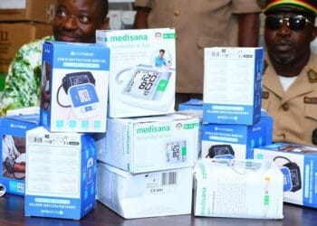 Santé : Dr Dansa Kourouma offre des tensiomètres aux médecins de sa ville natale Faranah !!!