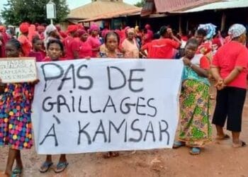 Kamsar : Des femmes s’opposent à la mise en place d’une clôture en grillage le long des rails !!!