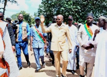 Faranah : Le Président du CNT, Dr Dansa Kourouma porté en triomphe par les populations de Sandenia, Kalia, et Marrela !!!