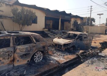 Tragédie à N’Zérékoré : Le siège du Commissariat urbain incendié