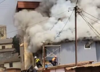 Urgent : Un incendie sur un immeuble à Yimbaya à l’instant, des sapeurs-pompiers s&rsquo;activent