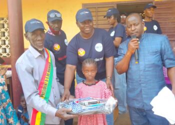Education/Débélé : You Fondation Guinée distribue des kits scolaires et parraine plusieurs élèves
