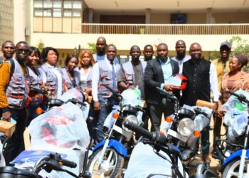 CNT: Dr KOUROUMA fait un don d’engins roulants aux journalistes de la Radio et la télévision parlementaire