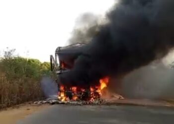 Route de Kankan : Une Moto Coincée sous un camion, un Incendie dévastateur s’ensuit