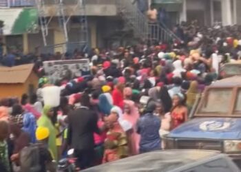 Affaires de Bazins gratuit à Conakry : Des forces de l’ordre dispersent la foule par gaz lacrymogène à Yimbaya