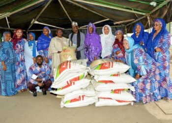 AGL en Guinée fait don des denrées alimentaires aux mosquées d’Almamya et Sénégalaise à l’occasion de la Journée Internationale des droits des Femmes