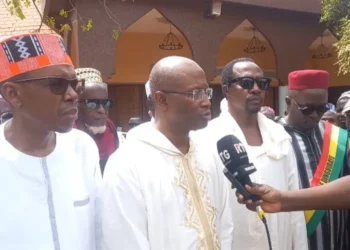 Ramadan/Dinguiraye : Gl Mamadi Doumbouya offre une enveloppe symbolique à la notabilité