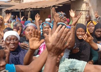 Cosa : Des femmes dans la rue, elles sollicitent l’intervention du Président Mamadi Doumbouya