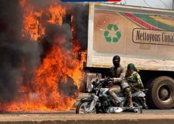 Conakry : Un camion de ramassage d’ordures a pris feu