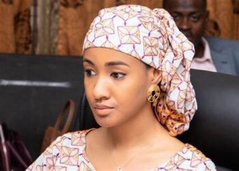 Performance : La Directrice de la SONAPI, Maimouna Laura M’Mah félicitée par le président du CNT, Dr Dansa Kourouma