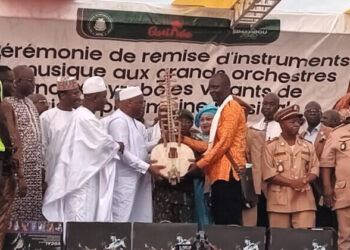 Culture : Gl Mamadi offre des instruments de musique aux grands orchestres nationaux