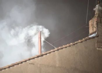 La multitude réunie sur la place de San Pedro vitorea près de la fumée blanche