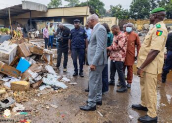 Incendie de l&rsquo;entrepôt du PEV: Le PM Amadou Oury Bah effectue une visite de terrain 