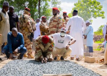 Kankan: Le Président Mamadi Doumbouya se recueille sur la tombe de son défunt père au cimetière de Sinkéfra