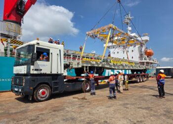 AGL Guinée assure avec succès la manutention de 25 équipements ferroviaires pour la CBG