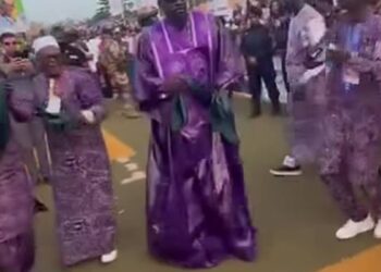 Kankan : Gl Mamadi Doumbouya esquisse des pas de danse à la Mamaya (Vidéo)
