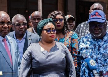 Incendie au marché de madina : La Ministre du Commerce Fatima arrive sur les lieux (images)