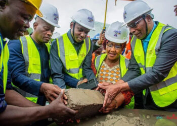 Guinée: Le premier ministre lance successivement les travaux de deux centres de santé dans les communes de Matoto et Kagbelen