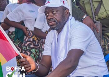 Campagne référendaire pour le OUI : Charles KATTY sensibilise dans les marchés de Kaporo et de Taouyah