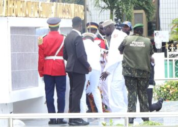 Célébration de l’an 67 de l’indépendance de la Guinée : dépos la gerbe de fleurs à la Place des Martyrs par Gl Mamadi Doumbouya