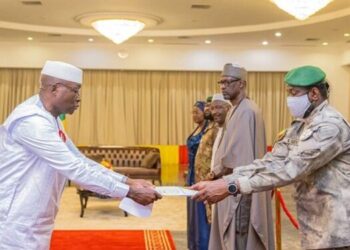 Relations bilatérales Mali-Guinée : l’Ambassadeur Ansoumane CAMARA présente ses lettres de créance au Président Assimi Goïta