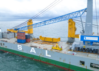 Conakry Terminal renforce sa capacité opérationnelle avec la réception d’une grue Gottwald