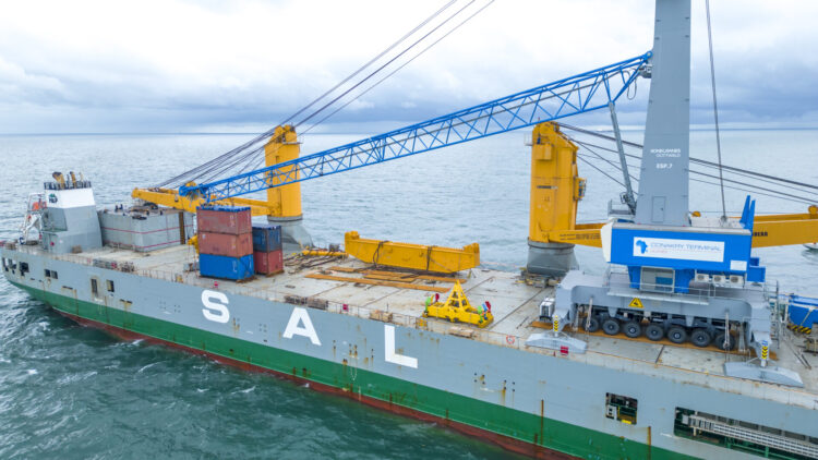 Conakry Terminal renforce sa capacité opérationnelle avec la réception d’une grue Gottwald
