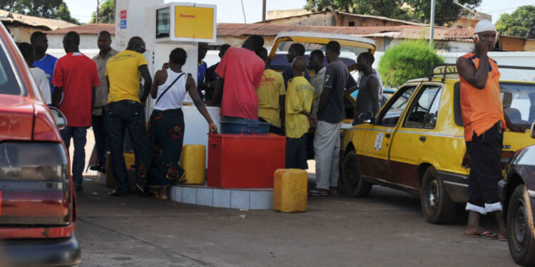 Guineans fill up their cars at a gas station in Conakry on November 18, 2010 after Guinea imposed a state of emergency following post-election violence.  The International Crisis Group said 12 people had been killed in street clashes since Alpha Conde was announced the winner of a presidential run-off on November 15. AFP PHOTO / ISSOUF SANOGO / AFP PHOTO / ISSOUF SANOGO