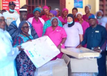 Guinée/humanitaire : l’ONG AFIRDEG et des Ambassadeurs de la  paix universelle fait un don aux hôpitaux de Conakry