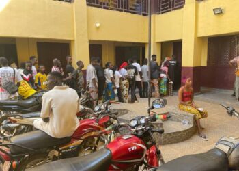 Présidentielle : des observateurs signalent des difficultés d’accès pour les personnes handicapées dans certains bureaux de vote