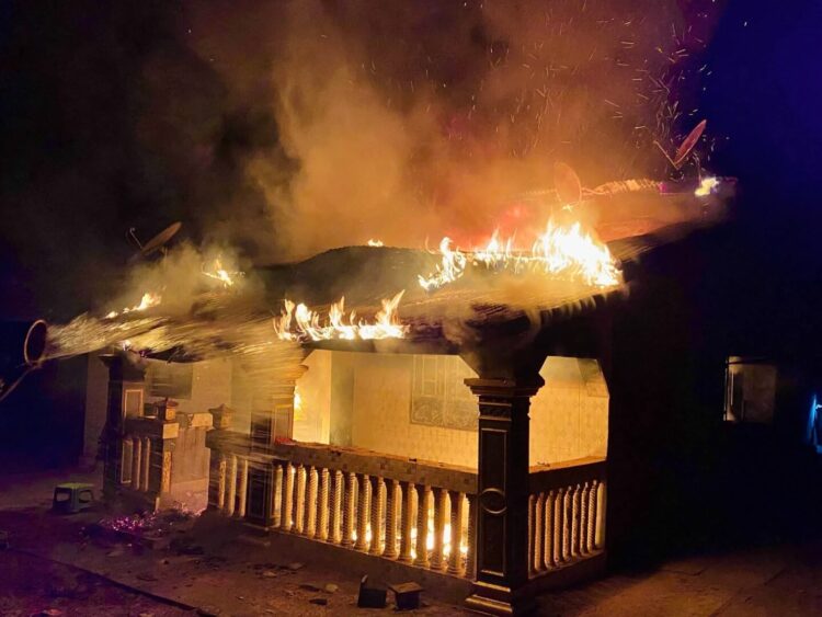 Faranah : un incendie ravage une habitation à Sirikoloni 2, un blessé et d’importants dégâts matériels