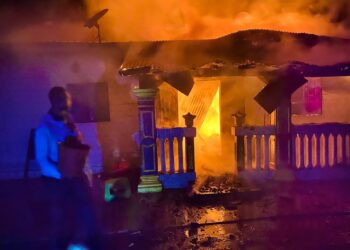 Faranah : un incendie ravage une habitation à Sirikoloni 2, un blessé et d’importants dégâts matériels