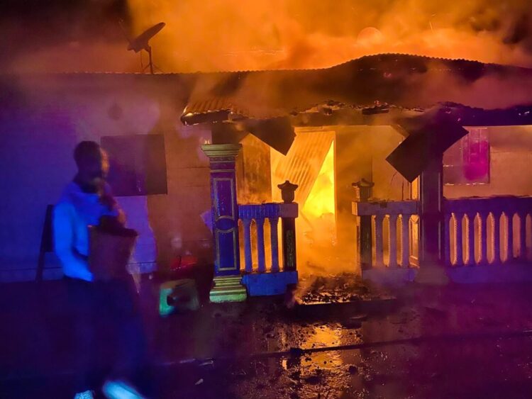 Faranah : un incendie ravage une habitation à Sirikoloni 2, un blessé et d’importants dégâts matériels