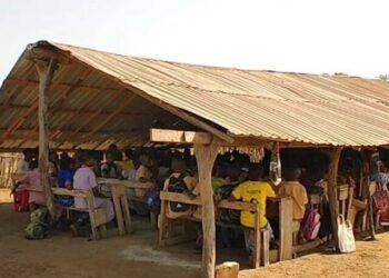 Kindia: 143 élèves contraints d’étudier dans un hangar de fortune à Bangouya