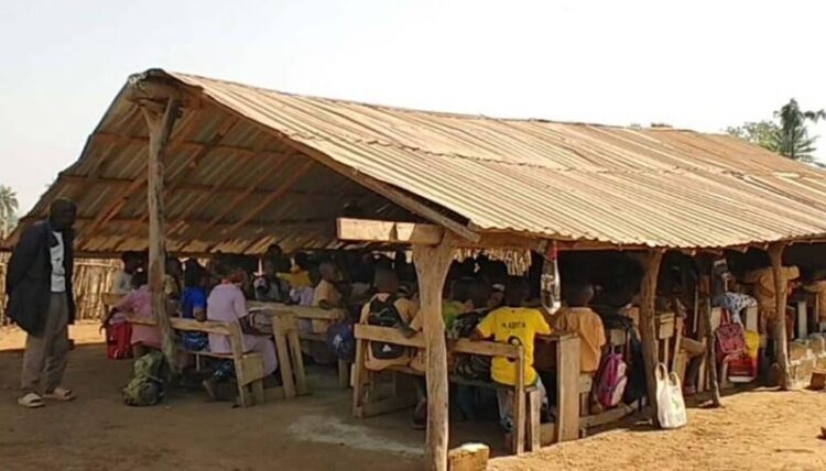 Kindia: 143 élèves contraints d’étudier dans un hangar de fortune à Bangouya