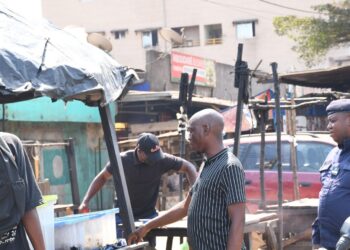 Conakry/Gbessia:  Une opération de marquage des encombrants lancée le long de l’autoroute Fidel Castro