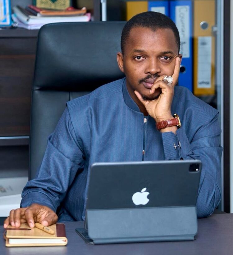 On célèbre l’échec des autres lorsqu’on n’a pas encore appris à construire sa propre victoire (Moussa Condé)