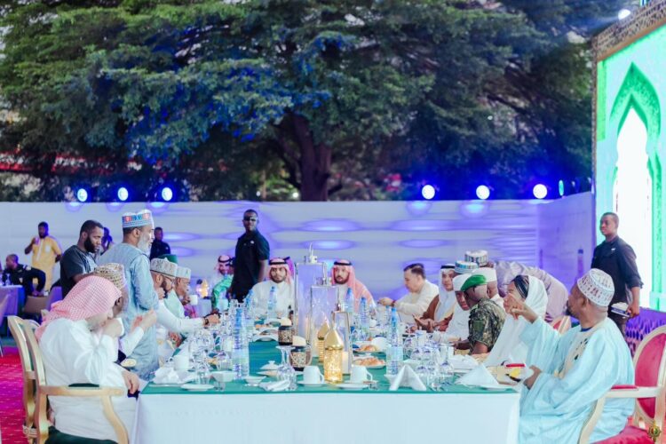 Ramadan : l’Ambassadeur du Royaume d’Arabie Saoudite en Guinée offre une rupture collective à la Mosquée Fayçal de Conakry