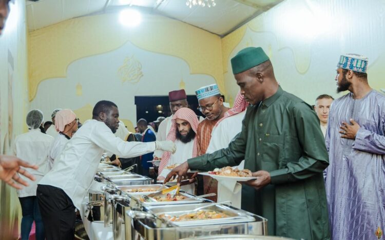 Ramadan : l’Ambassadeur du Royaume d’Arabie Saoudite en Guinée offre une rupture collective à la Mosquée Fayçal de Conakry