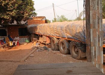 Kindia : un camion termine sa course dans une concession familiale (images)